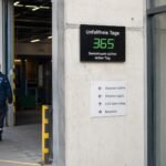 Kompakte Skyleds Unfallfreie Tage Anzeige mit 365 Tagen am Eingang eines Industriebetriebs