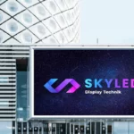 Outdoor LED Videowand von Skyleds vor moderner Architektur mit digitaler Werbeanzeige – großformatige LED Werbetafel für Außenbereich