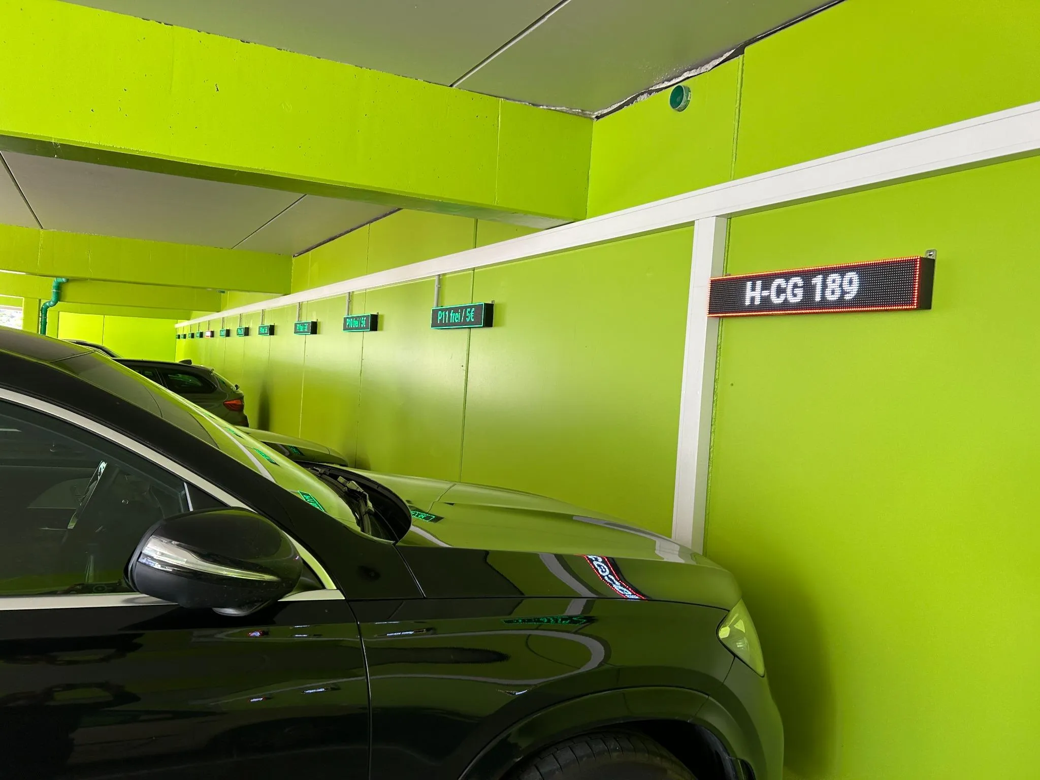 Digitale Stellplatzanzeige von Skyleds in einer Parkgarage