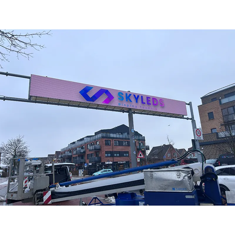 Wandmontage einer Outdoor LED Anzeige