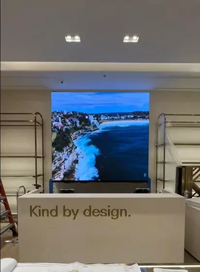 Skyleds Irion Serie LED Videowand Indoor Installation mit hochauflösendem LED Wand Display