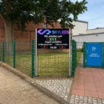 Digitale Unfallfreie Tage Anzeige für Innen- und Außenbereich zur Darstellung von unfallfreien Arbeitstagen und Sicherheitskennzahlen am Firmeneingang