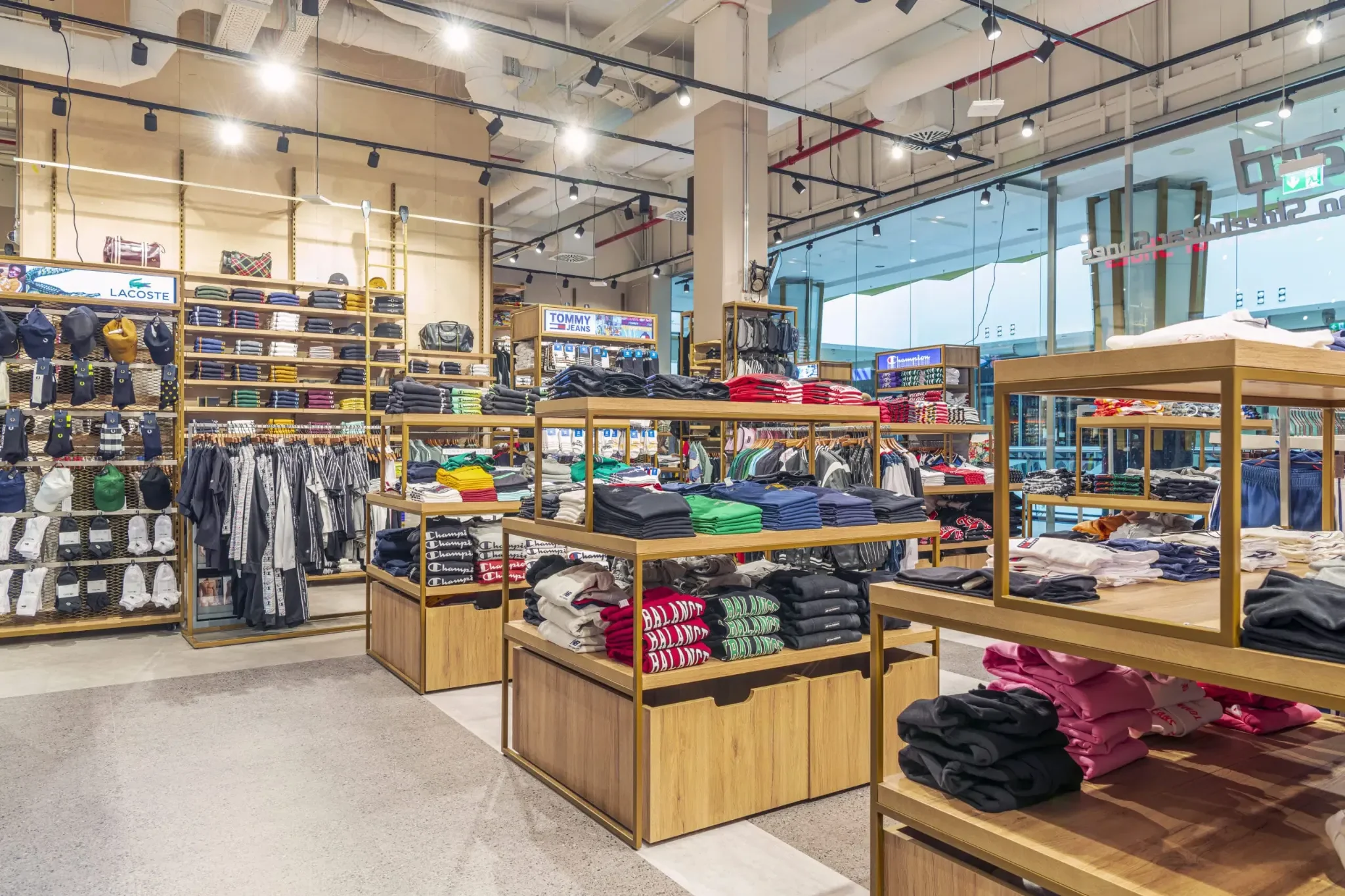 LANG Shop und Objekt Skyleds LED Display Retail Referenz