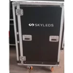 Geschlossenes Flightcase für ein Outdoor LED Mobile Videowall System mit Skyleds Branding