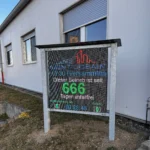 LED Unfallfrei Tag Anzeige von SELA bei Saint-Gobain Industrieanlage mit Anzeige unfallfreier Tage