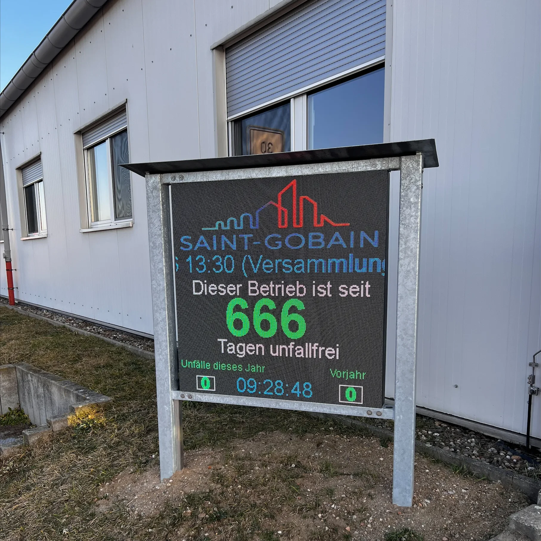 LED Unfallfrei Tag Anzeige von SELA bei Saint-Gobain Industrieanlage mit Anzeige unfallfreier Tage