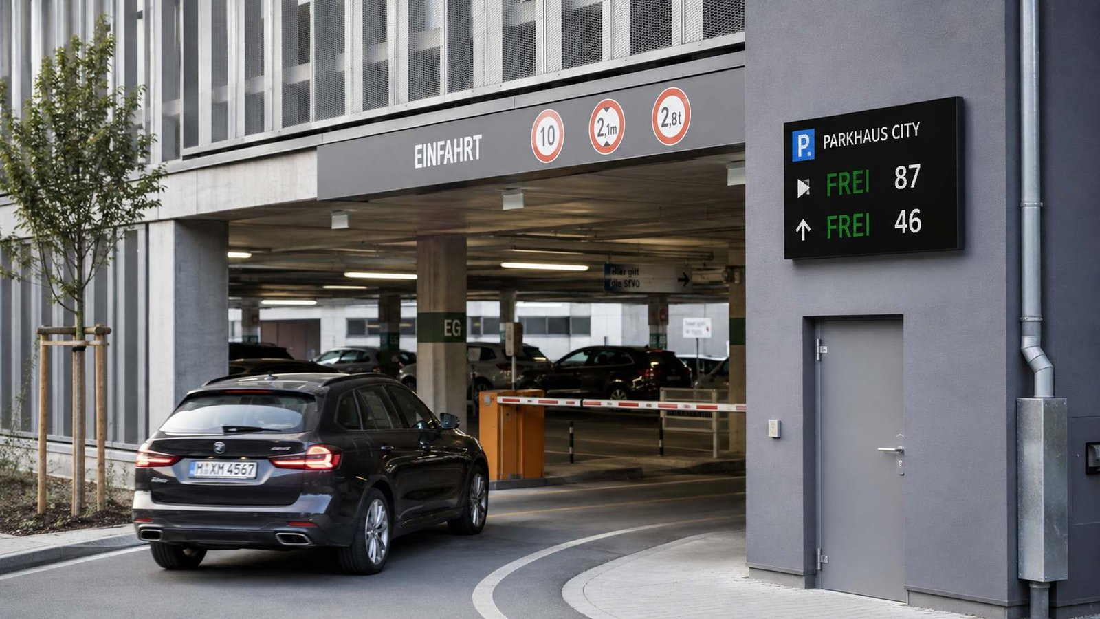 Skyleds LED Parkplatzanzeige im Außenbereich bei einem Unternehmensstandort