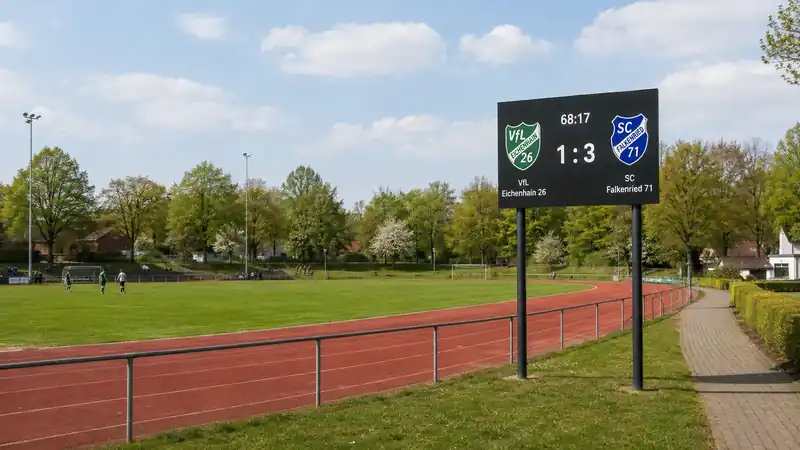Outdoor LED Display an einer Sportanlage als Montagebeispiel