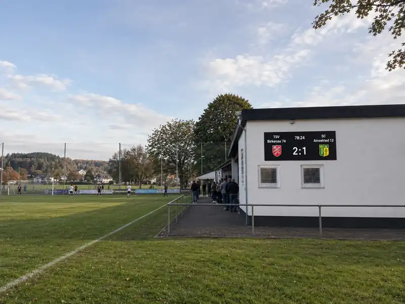 LED Fußball Anzeigetafel am Sportplatz mit Spielstand 4:0